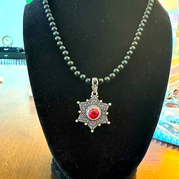 Red Hot Six-pointed Star Red Faux Gemstone Pendant, Faux Black Pearl Necklace - Picture 5 of 9